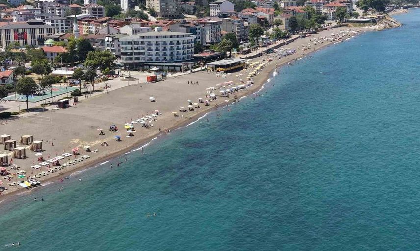 Akçakoca'da hava sıcaklığı 37 dereceyi buldu, plajlar dolup taştı