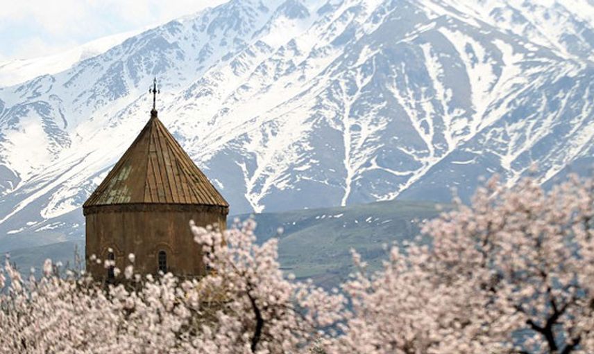 Akdamar Adası’nda Çiçek Açan Badem Ağaçları Görenleri Mest Etti