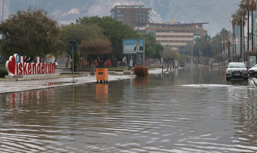Akdeniz’de korkutan sağanak yağış! Ev ve işyerlerini su bastı