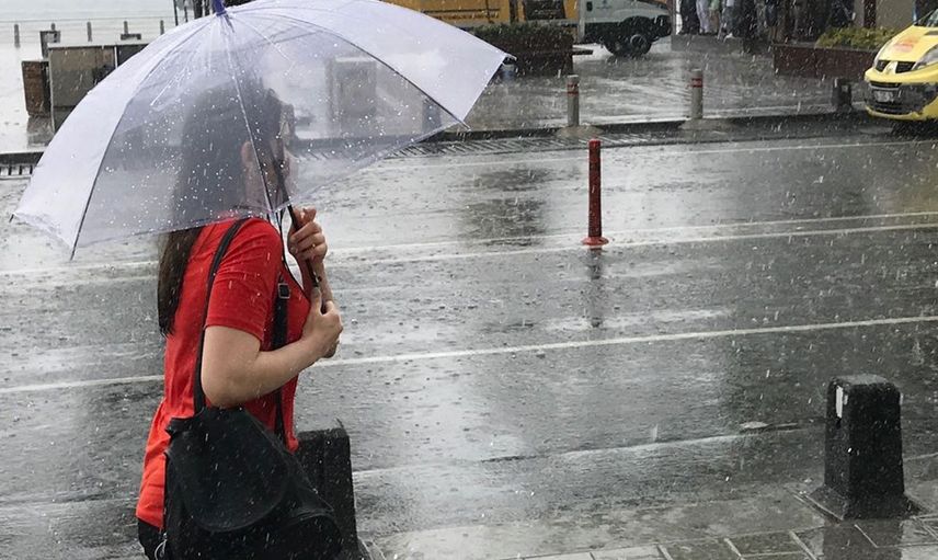 AKOM İstanbul için saat vererek uyardı: Sağanak ve doluya karşı hazırlıklı olun