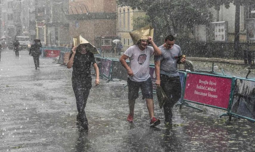AKOM’dan İstanbul için uyarı: Öğle saatlerinden itibaren gök gürültülü sağanak yağış geliyor