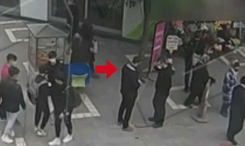 Akrabasının Gönderdiği Parayı Yanlışlıkla Başka Kişiye Teslim Etti! O Anlar Kamerada