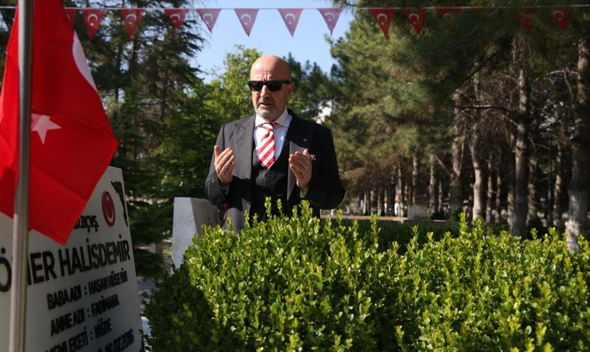Aksakallı: "Bayrağımızı indiremeyecekler, ezanımızı susturamayacaklar"