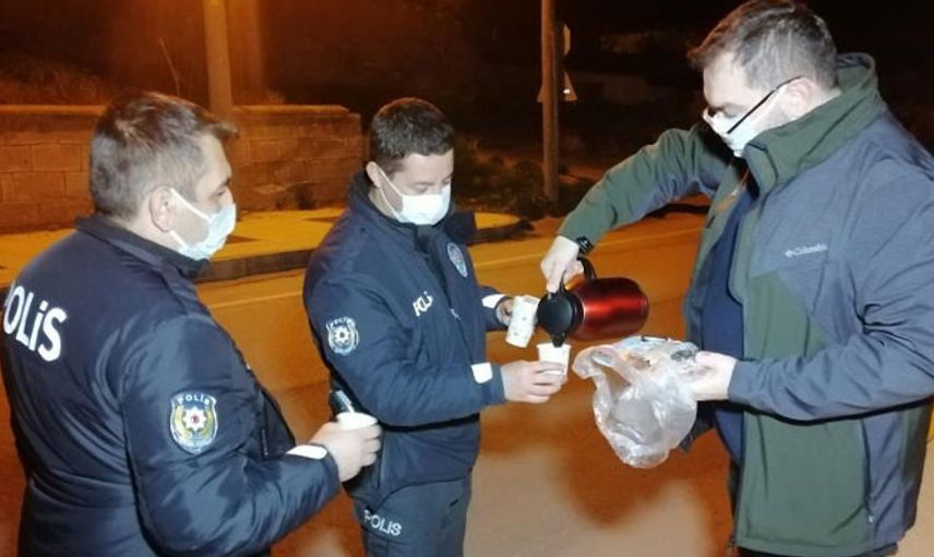 Aksaray’da Bir Doktor Denetime Çıkan Polislere Çay Ve Kek İkram Etti
