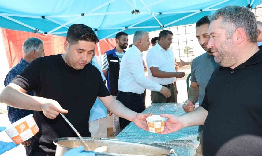 Aksu Belediyesi’nden aşure ikramı