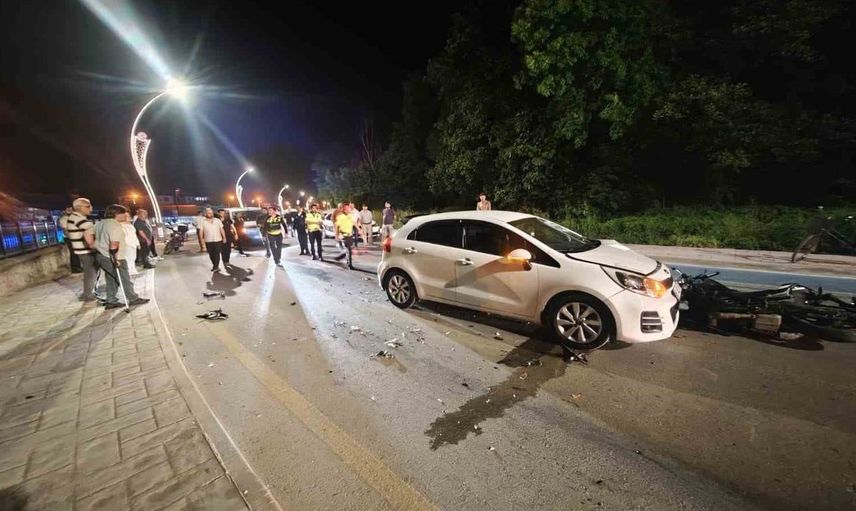Akyazı'da Motosiklet ve Otomobil Kafada Çarpıştı