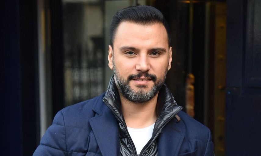 Alişan sunucusu olduğu programda seccadenin üzerinde şeytan aradı, ünlü şarkıcının o halleri sosyal medyada alay konusu oldu