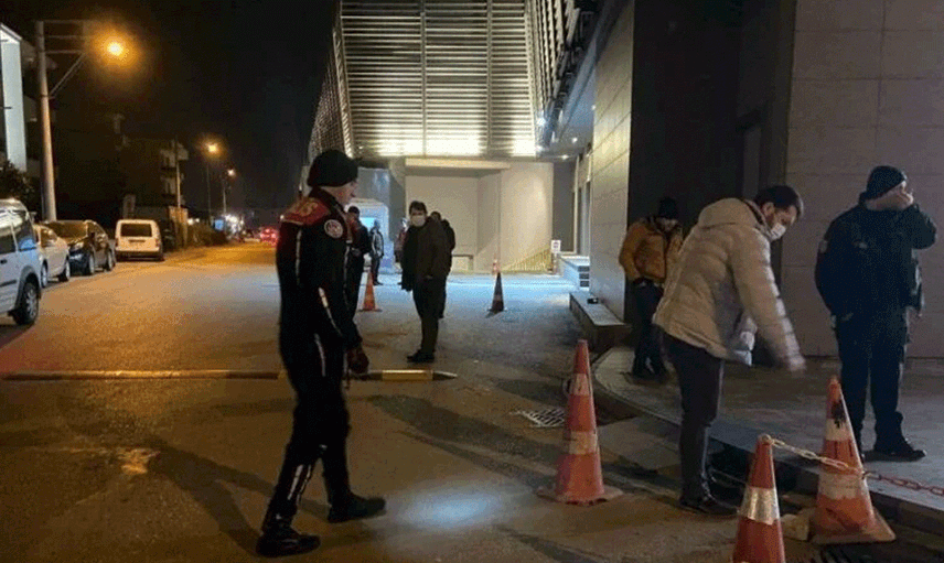 Alışveriş Merkezinde Silahlı Kavga: 2 Kişiyi Yaralayan Şüpheli AVM’nin Tuvaletine Kendini Kilitledi!