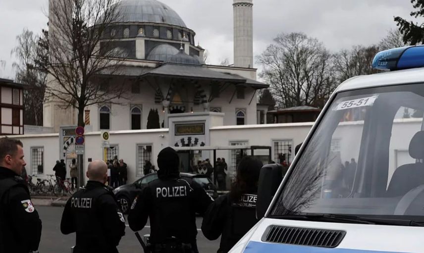 Almanya'da 150 Kişilik Bir Grup Camiye Saldırırdı: 11 Kişi Gözaltına Alındı