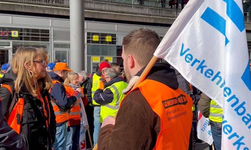 Almanya’da binlerce çalışan greve gitti: Tren ulaşımı durma noktasına geldi