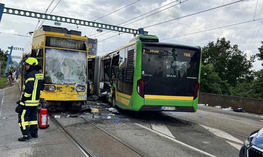 Almanya'da korkunç kaza! Otobüs ile tren çarpıştı: Çok sayıda yaralı var