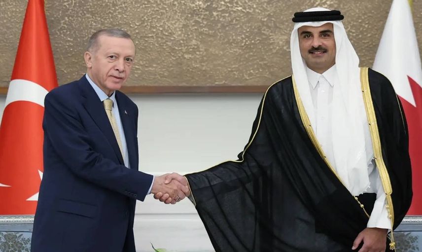 Almanya’yı kapıda dakikalarca bekletmişlerdi: Katar Cumhurbaşkanı Erdoğan’ı güllerle karşıladı