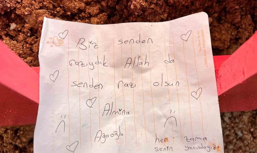 Almina Ağaoğlu'nun Mezarı Pembeye Boyandı