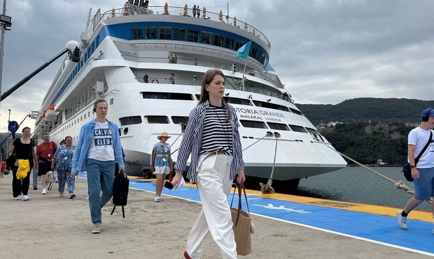 Amasra'ya Gelen Kruvaziyer Yolcuları Tarihi Mekanları Keşfetti