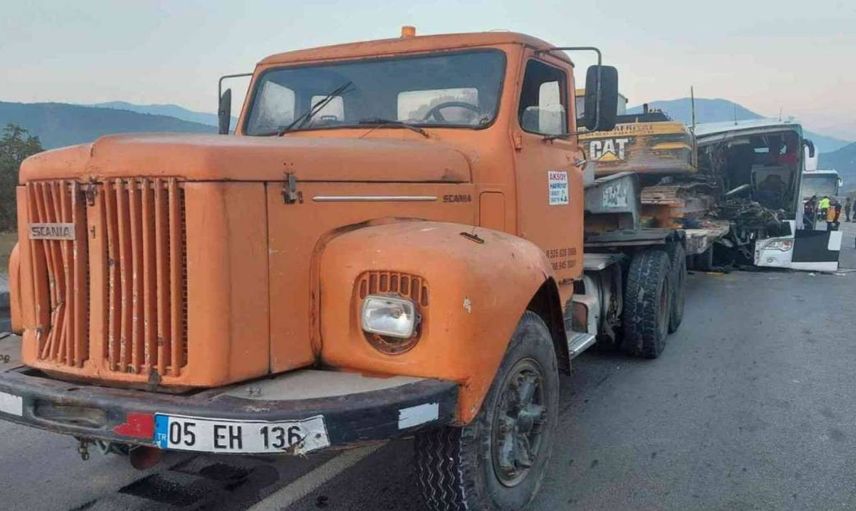 Amasya’da feci kaza: Otobüs TIR’a çarptı! Ölü ve yaralılar var