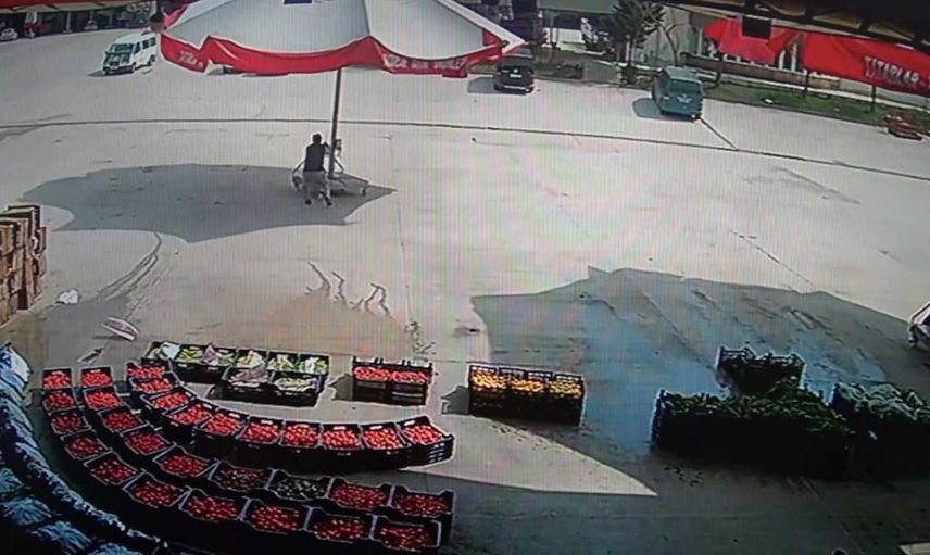 Amasya'da fırtınadan uçan şemsiyesini kaptırmayan esnaf kameralara takıldı