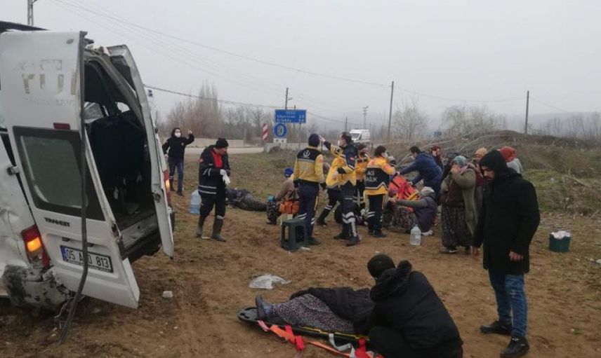 Amasya'da işçileri taşıyan servis aracı devrildi, birçok kişi yaralandı
