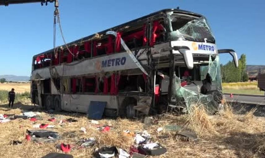 Amasya'da yolcu otobüsü devrildi: 2’si ağır 46 yaralı