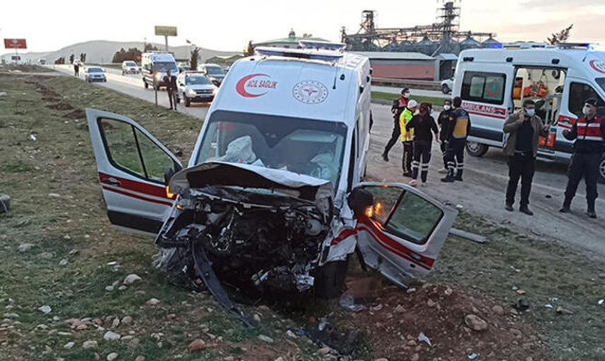 Ambulans İle Otomobil Çarpıştı!