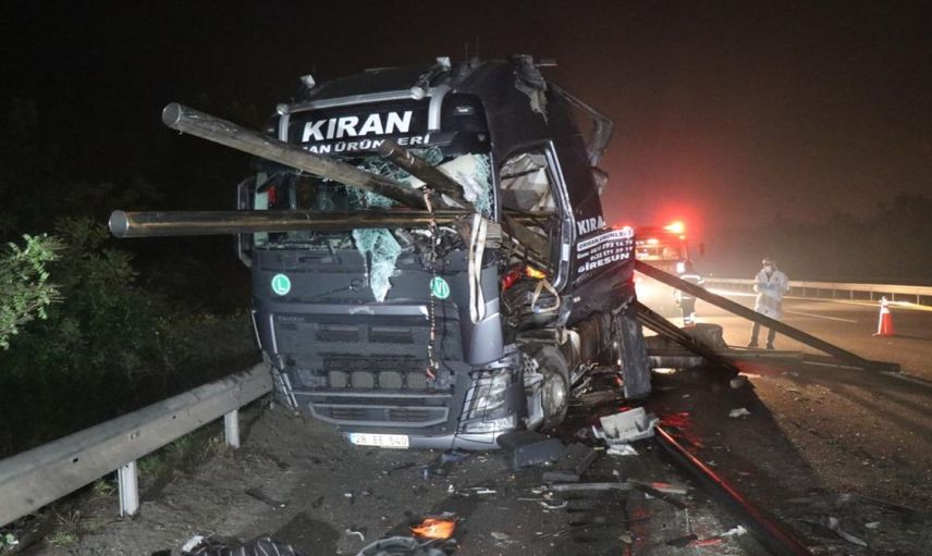 Anadolu Otoyolu’nda dehşet kaza: TIR demir yığınına döndü! Acı haberler üst üste geldi