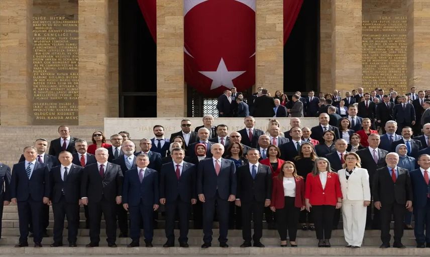 Anıtkabir'de TBMM'nin 104. yıl dönümü ve 23 Nisan coşkusu: TBMM Başkanı Numan Kurtulmuş, Anıtkabir'i ziyaret etti!