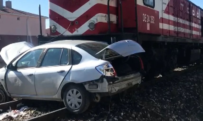 Ankara Polatlı'da Yük Treniyle Otomobil Çarpıştı: Ölü ve Yaralılar Var