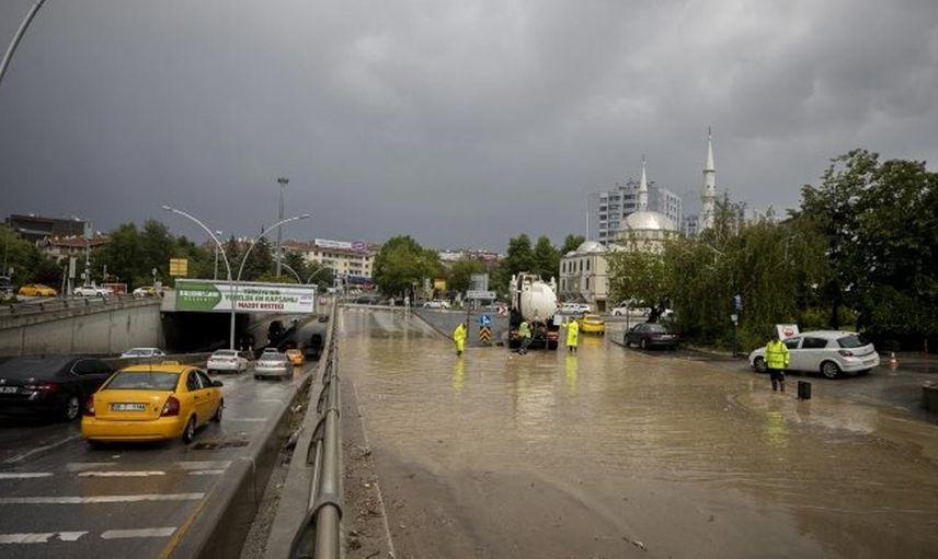 Ankara sele teslim oldu! Ev ve iş yerlerini su bastı, yollar göle döndü!