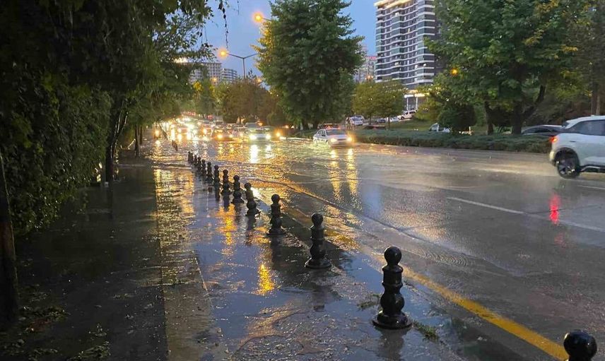 Ankara'da Akşam Sağanak Yağış Etkili Oldu