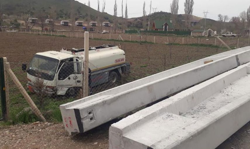 Ankara’da Beton Kolon Yola Düşünce Kaza Meydana Geldi:1 Yaralı