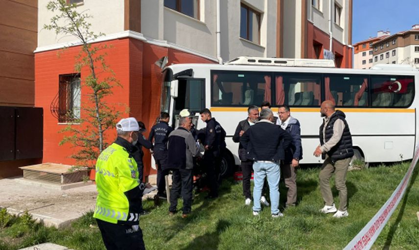 Ankara'da okul servis aracı evin duvarına çarptı! 11 kişi yaralandı