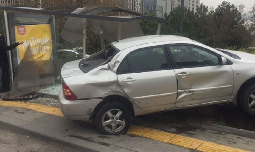Ankara'da Otomobil Otobüs Durağına Çarparak Durabildi