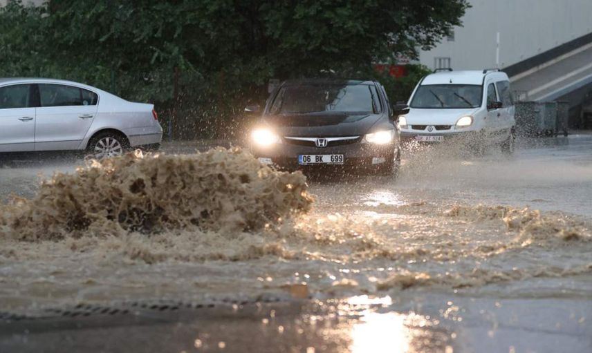 Ankara’da sağanak yağış mücadelesi: Hayat yeniden durma noktasına geldi