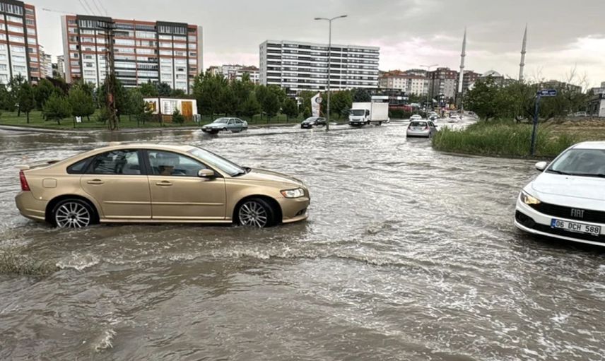 Ankara’da vatandaş zor anlar yaşadı: Sağanak yağış ve dolu aniden bastırdı