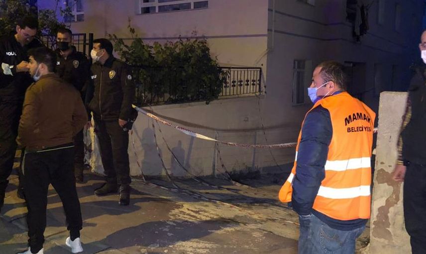 Ankara’da Vatandaşlar Geceyi Sokakta Geçirdi! Otoparkı Çöken 3 Katlı Bina Boşaltıldı