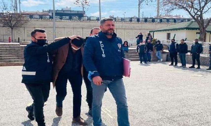Ankara’nın Çankaya ilçesinde trafikte çekiçli saldırı! Kırmızı ışıkta geçti onu uyaran şoföre bagajdan çıkardığı çekiçle saldırdı.