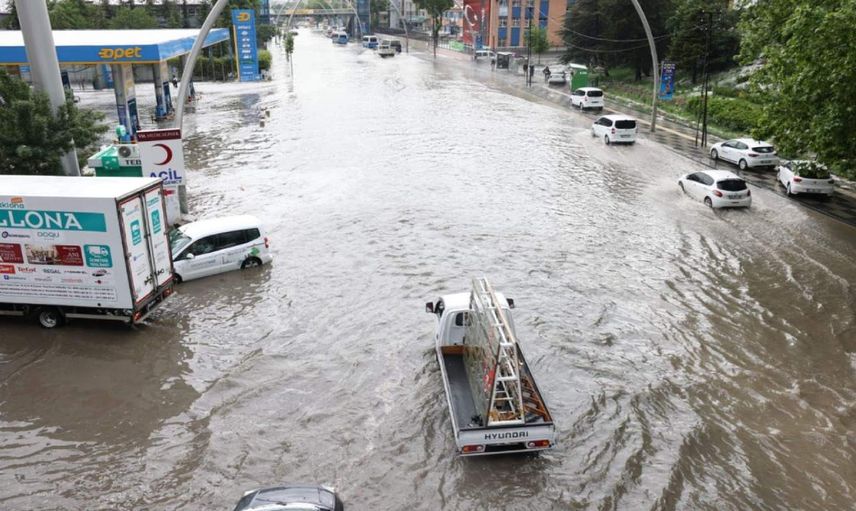 Ankara’ya bir türlü yaz gelmedi: Başkentte sokaklar göle döndü