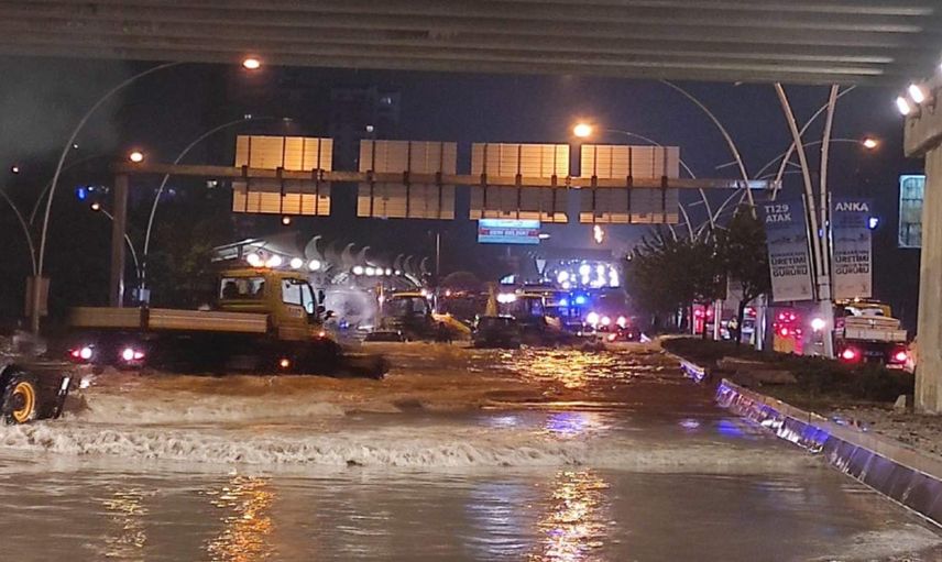Ankara’yı sağanak yağış vurdu: Yollar göle döndü metroyu su bastı
