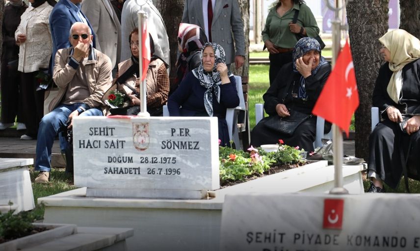 Anneler Günü’nde Hüzünlü Ziyaret: Şehit Anneleri Kabir Başında Dua Etti