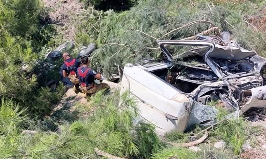 Antakya'da hafriyat kamyonu devrildi: sürücü yaralandı