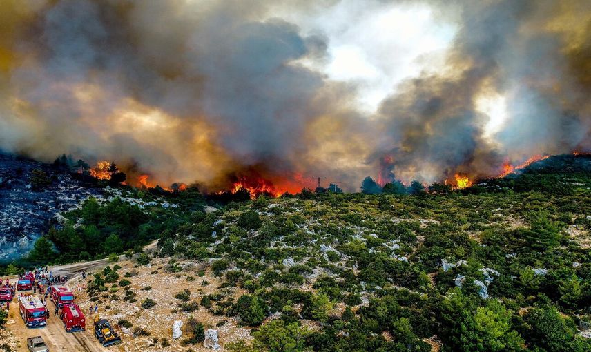 Antalya Aksu'da Orman Yangını: Havadan ve Karadan Müdahale Sürüyor