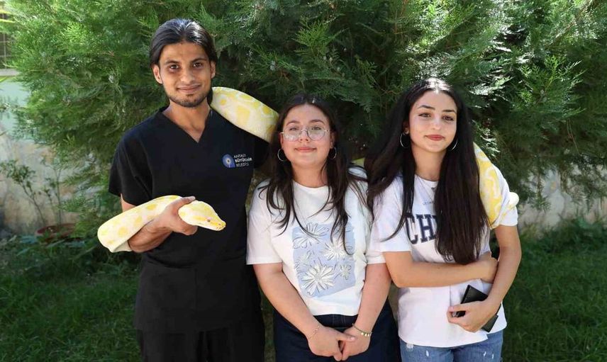 Antalya doğal yaşam parkında 5 farklı türe ait 28 yılan ilgi odağı oldu