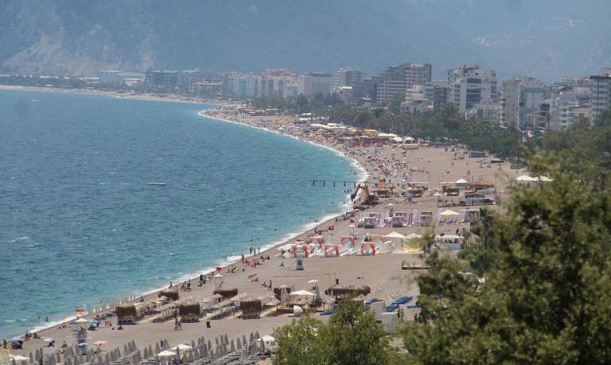 Antalya Sahilleri Turistler İle Doldu