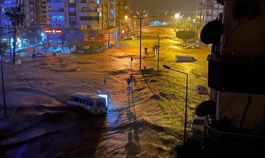 Antalya sel felaketi yaşadı: 2 ilçede eğitime ara verildi