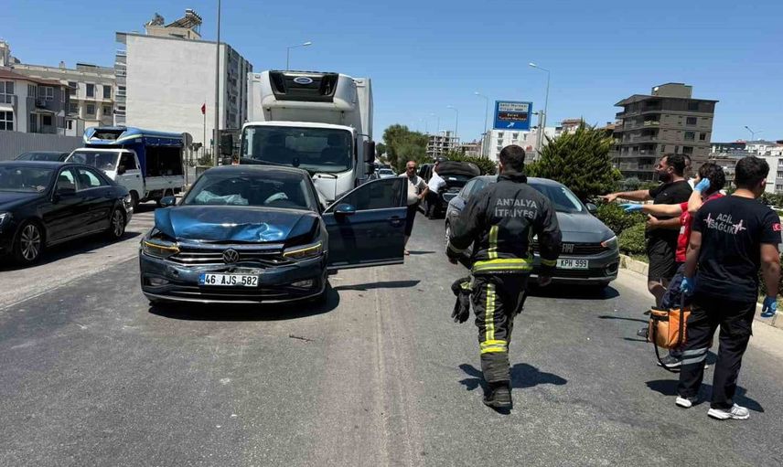 Antalya'da 3 araçlı zincirleme trafik kazası: 2 yaralı