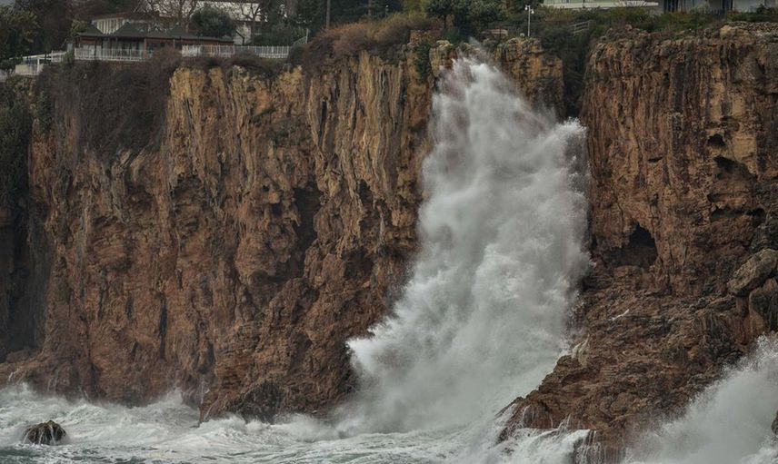 Antalya’da 7 metrelik dalgalar ünlü sahili savaş alanına çevirdi