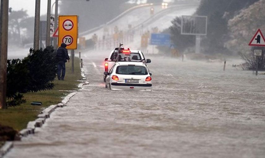 Antalya'da ağaçları yerinden söken fırtına