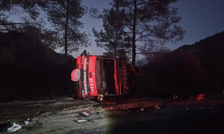 Antalya'da Araç Devrilmesi: 2 Yaralı