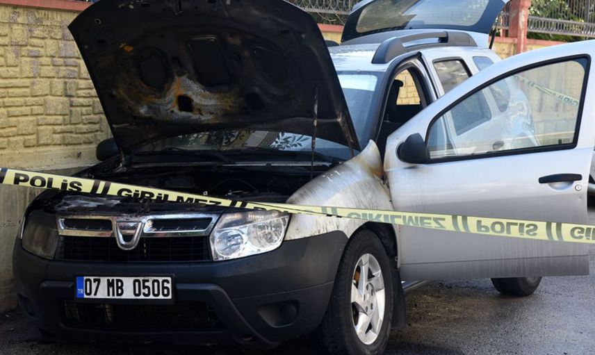 Antalya'da Bir Kişi Kız Arkadaşının Otomobilini Ateşe Verdi