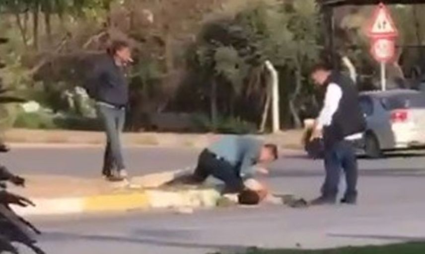 Antalya’da Bir Kişi Sokak Ortasında Tekme Tokat Dövüldü
