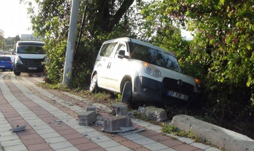 Antalya’da Bir Sürücü Kaza Yaptıktan Sonra Aracını Bırakıp Kaçtı